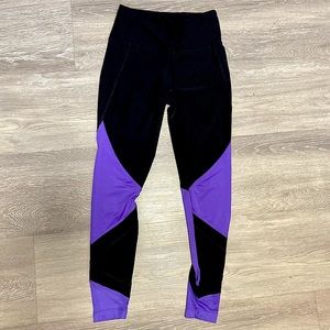 ⚠️💥‼️𝐅𝐑𝐄𝐄 𝐀𝐃𝐃-𝐎𝐍‼️💥⚠️ BALLY || Black + Purple Leggings | Size Small